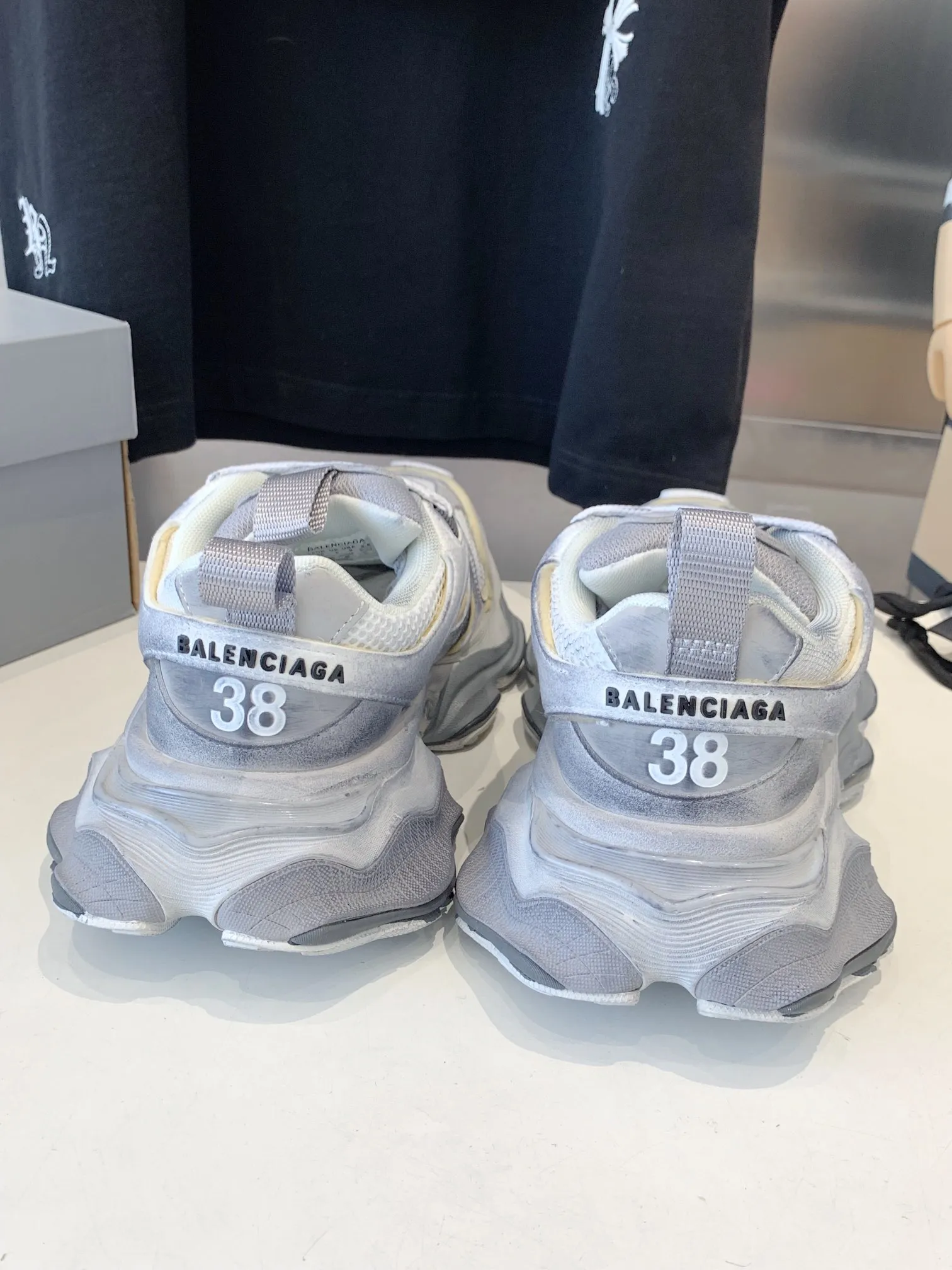 👟👟Ex-factory price 820👟👟 Paris 5XL correct version Balenciaga CARGO 23ss catwalk style 🔺 ℹ️The distressing process is done by hand. The degree of distress, scratch size and range of each shoe has a certain difference, which is normal. The upper is filled with high-density imported sponge, and the tongue is embroidered with Balenciaga words, as well as small engraving details. This plaque is developed by a separate mold, and there is 3M reflective material on the side. The three-dimensional logo and size mark on the heel, accessories dust bag and included shoelaces are upgraded and thickened shoe boxes. They are all made of original files and original lasts. CNC developed 1:1 proportion weight. Original EVA environmentally friendly deodorizing ring type insole. Newly developed 7-layer private mold. Combined anti-slip outsole. Information ℹ️ A large version design that has become more popular in recent years. This cargo is fatter than 3xl. It has a very good wrapping feel and is also very retro and fashionable. The sole is definitely very wear-resistant. Size: 35 -46